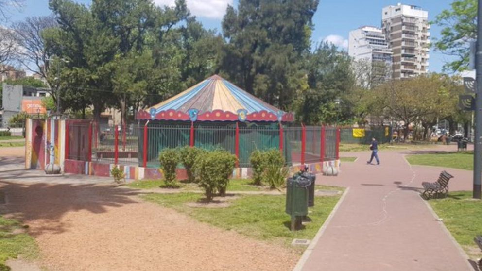 El ataque ocurrió cerca de la calesita, a metros del cruce de la calle Defensa y la avenida Martín García, límite de los barrios San Telmo y Barracas.