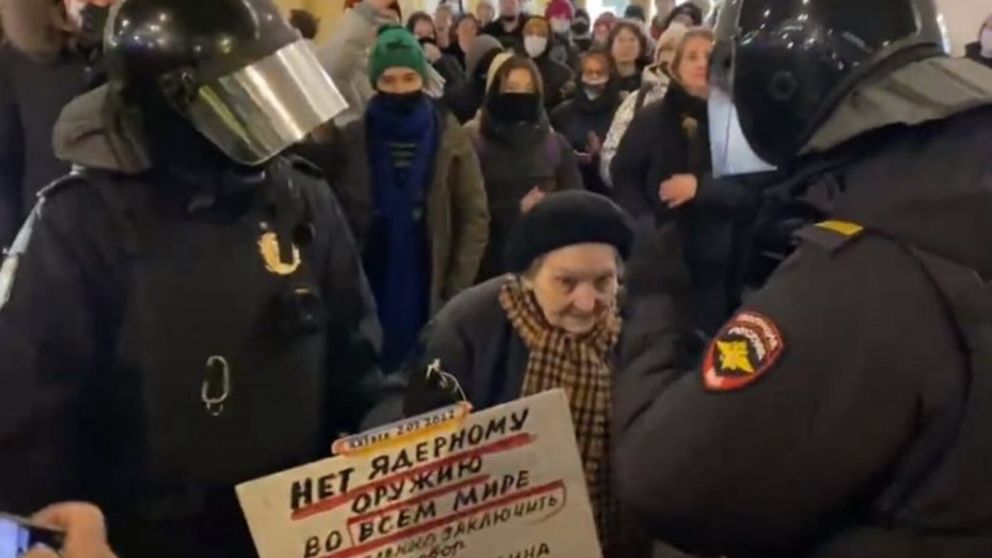 Una sobreviviente de la Segunda Guerra Mundial fue detenida por protestar en contra del gobierno ruso (imagen captura vídeo).