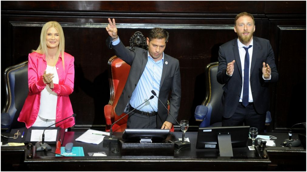 Kicillof hizo el gesto con el que se identican los militantes peronistas.