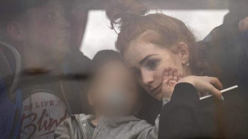 “¿Cómo alguien se atreve a quitarle la infancia a nuestros niños?", cuestiona una mamá ucraniana (Facebook: Ksenia Lunova).