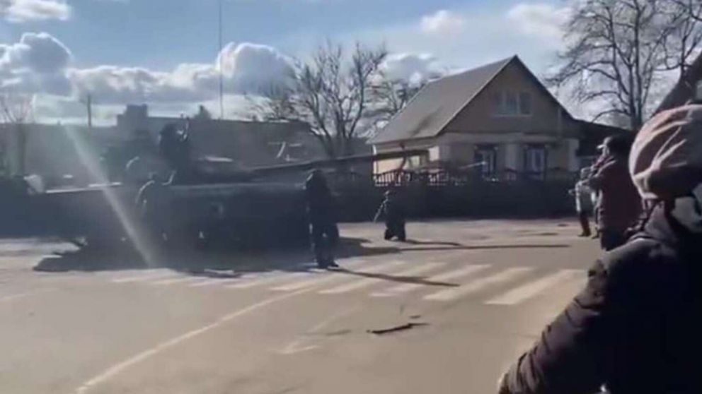 Así un hombre arriesgó su vida para evitar el avance de los tanques rusos en su ciudad (imagen captura vídeo).