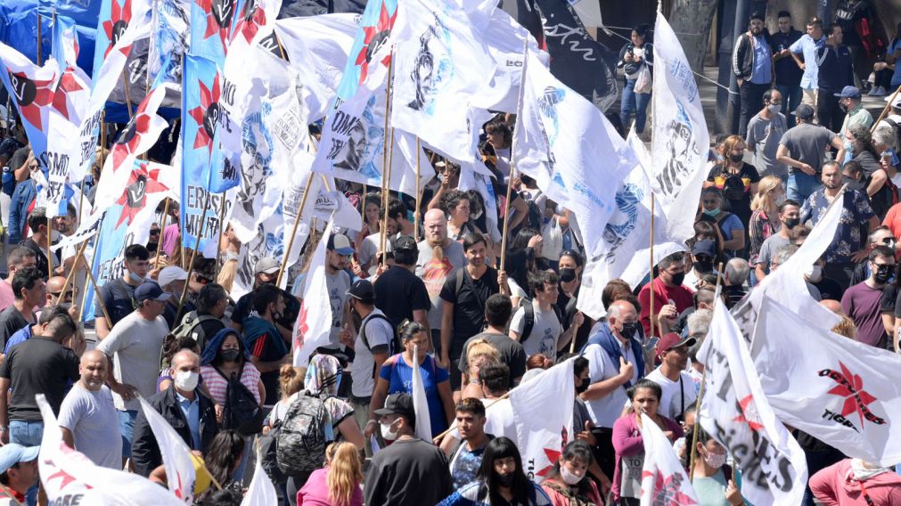 Las agrupaciones cercanas al oficialismo llegaron desde temprano a la Plaza de los Dos Congresos (Nahuel Ventura/Crónica).