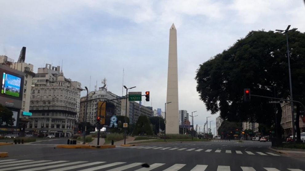 En la ciudad de Buenos Aires persiste el cielo nublado.
