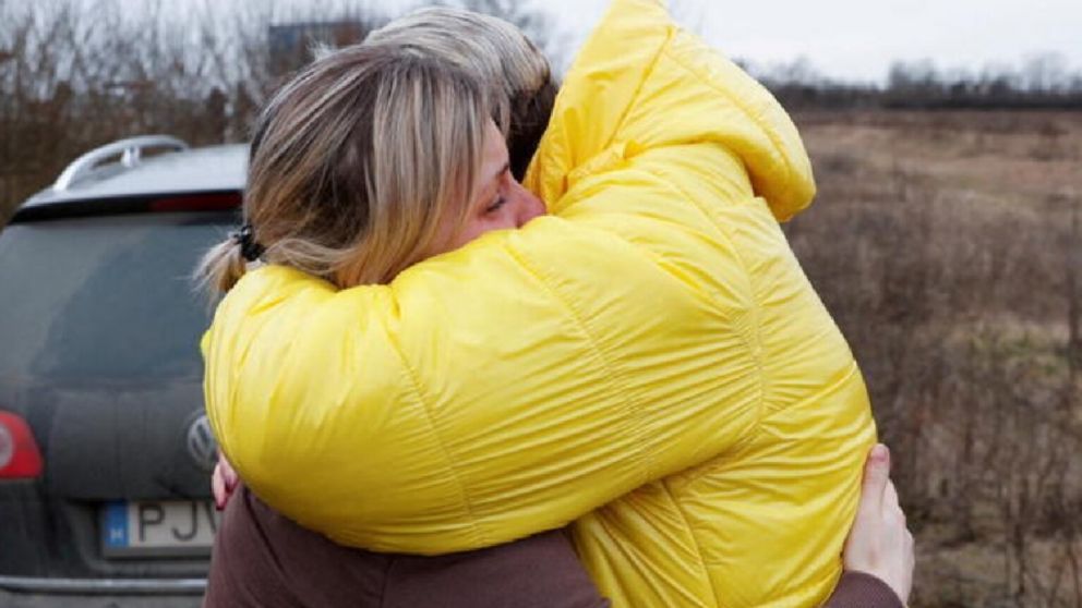 Una mujer ayudó a dos hermanitos a escapar de Ucrania y los pudo reunir con su mamá (imagen Reuters).