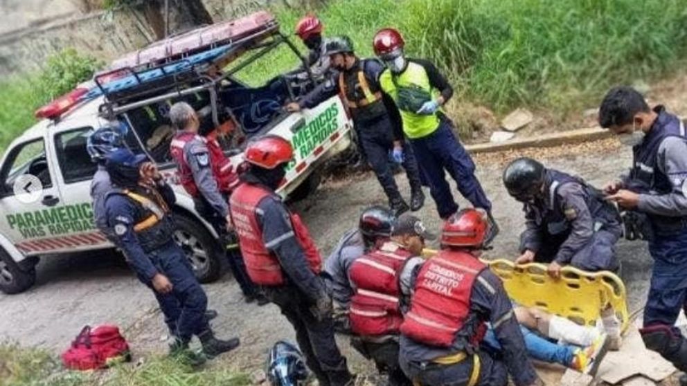 Tras caer desde una altura de diez metros, el sujeto sufrió graves heridas, las que incluyeron un traumatismo encefalocreaneano y una fractura de peroné.