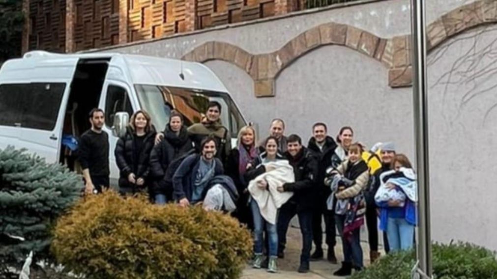 Las cinco familias argentinas pudieron llegar a salvo a Polonia (Twitter/Santiago Cafiero).