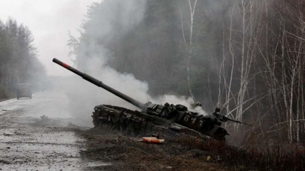 Un tanque ruso destruido por las fuerzas ucranianas durante la invasión (EFE).
