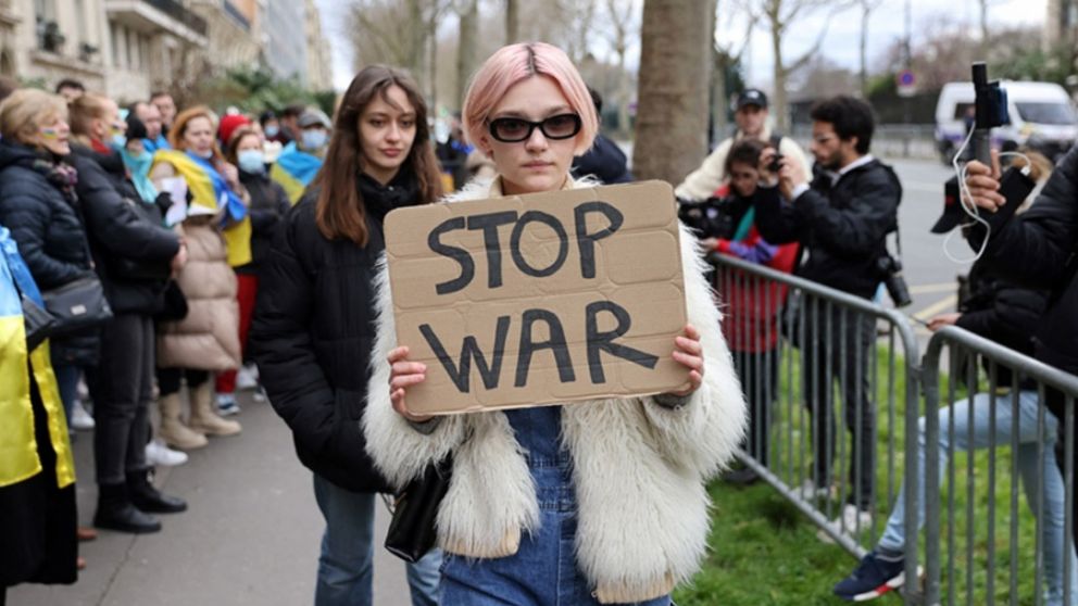 Manifestantes pidieron a los países de la UE que excluyan a Rusia del Swift para terminar con la guerra (Télam).