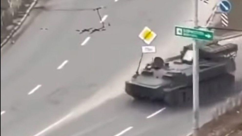 El tanque, segundos antes de colisionar contra el vehículo.