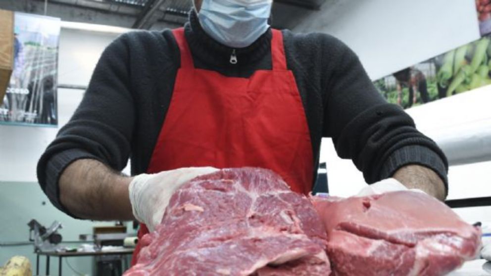 “El precio de la carne de novillo, de cerdo y el pollo alcanzan montos hasta un 40% menor al de las carnicerías", explicaron desde el predio en exclusiva para Crónica.