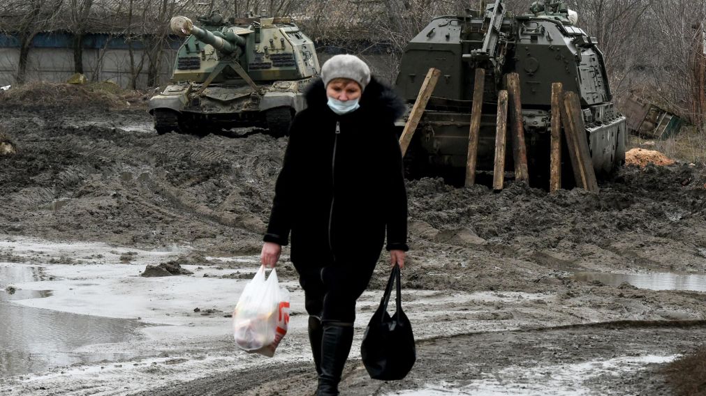 La mujer cuenta que ya casi "no hay comida" porque "las tiendas chiquitas están cerradas y sólo funcionan los supermercados grandes, pero hay que hacer una gran cola" (Foto Télam).