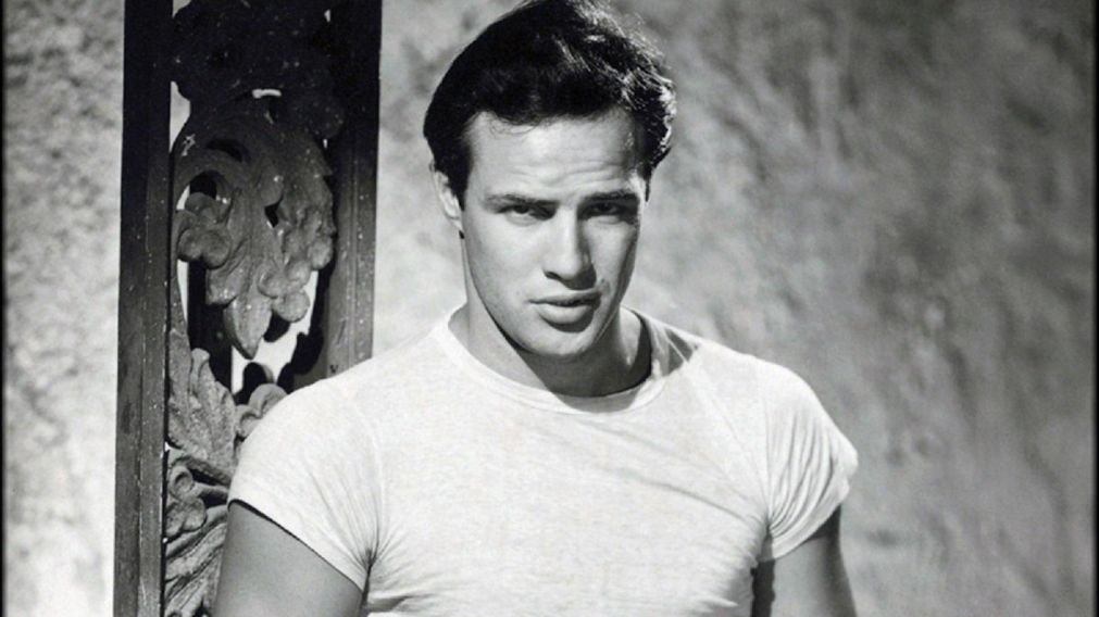 Marlon Brando popularizó la camiseta blanca en su papel de Stanley Kowalski en “Un tranvía llamado Deseo”.