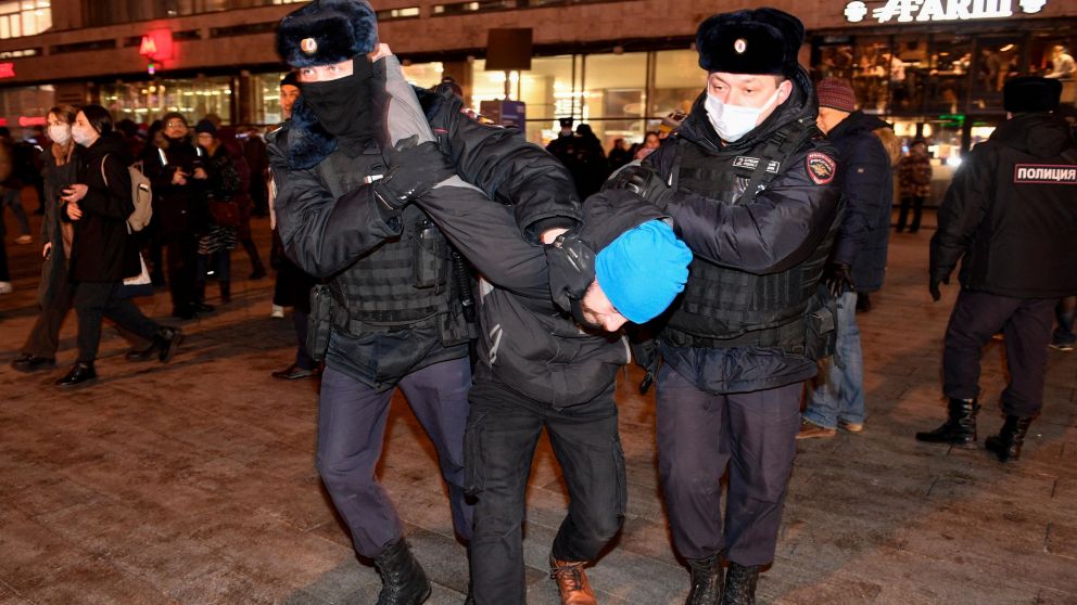 Más de 1.500 personas fueron detenidas hoy en Rusia cuando se manifestaban contra la invasión a Ucrania (Télam).