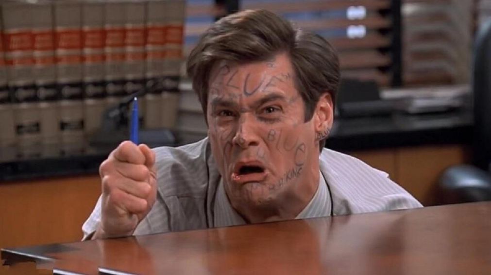 Icónica escena cinematográfica en la que Jim Carrey, protagonista de "Mentiroso, mentiroso", intenta mentir asegurando que una lapicera azul es de "color rojo".