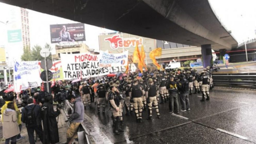 Corte en Puente Pueyrredón por parte de trabajadores de la línea 60, entre otros (Gentileza La Izquierda Diario).