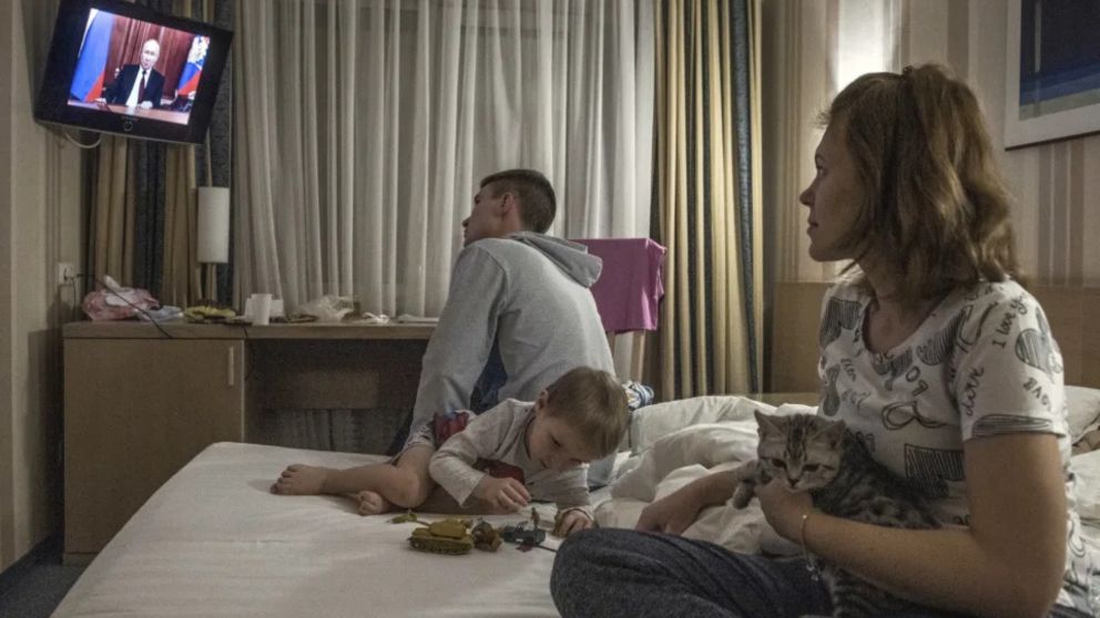 Un familia escucha el mensaje de Putin en que anunció el comienzo del ataque (Gentileza New York Times).