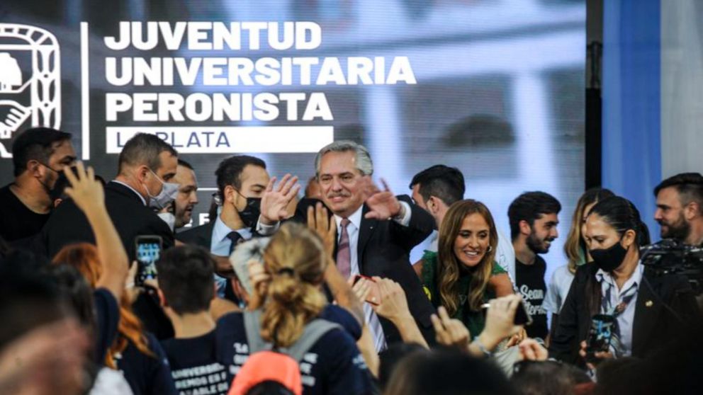 El Presidente, rodeado de militantes de su partido en el relanzamiento de la Juventud Universitaria Peronista (Télam).