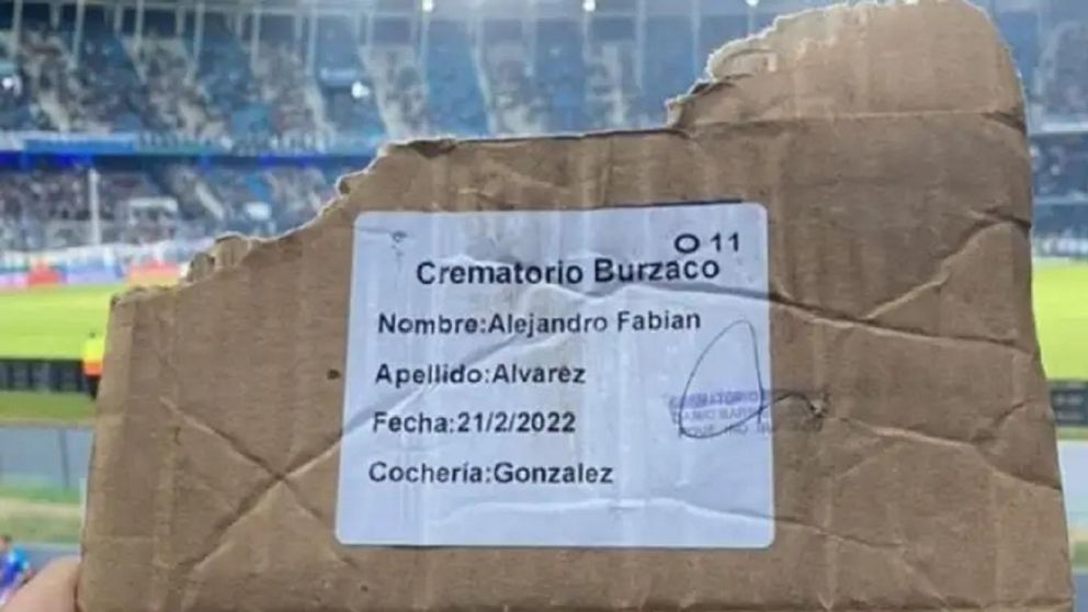 Esparció las cenizas de un fallecido en medio de la hinchada de Racing (Twitter).