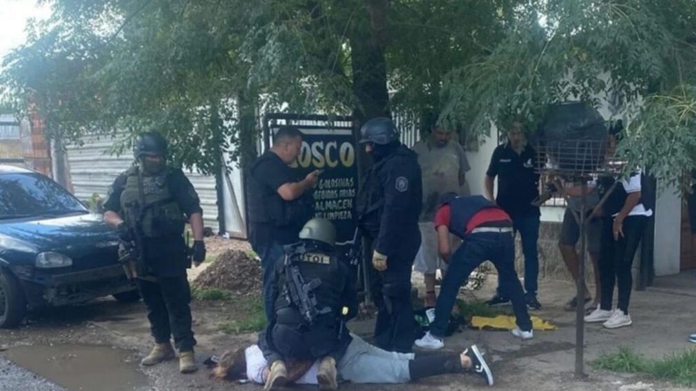 El momento en el que la Policía atrapa a "Aceite", quien permanece herido en el suelo.