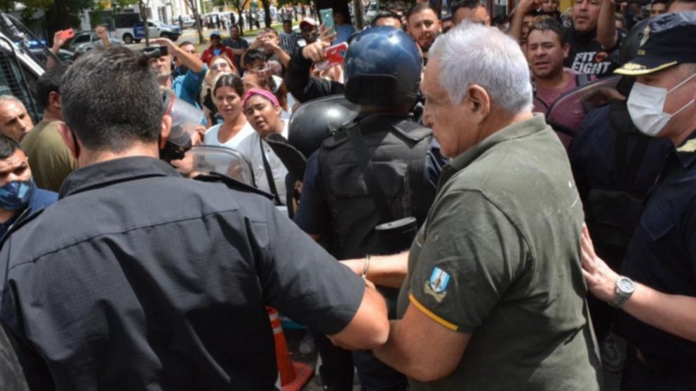 La fuerza policial indicó que "al entrevistar a Juan Pablo Medina, y en momentos en los cuales era asistido, el dirigente de la Uocra le propinó un golpe de puño a un efectivo".