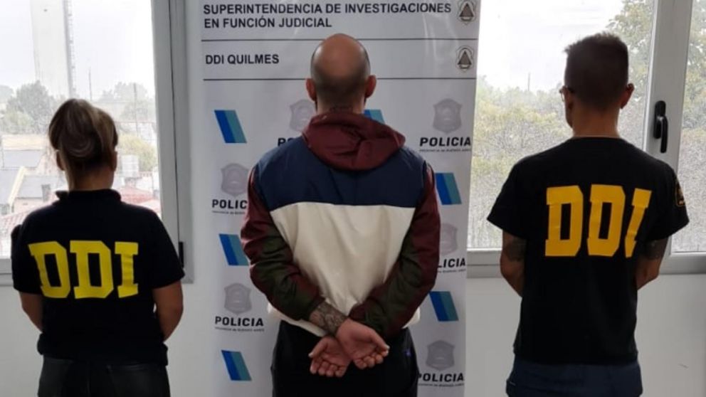 Yno de los individuos que fue apresado por los investigadores en la causa que investiga la venta de drogas en fiestas electr�nicas.