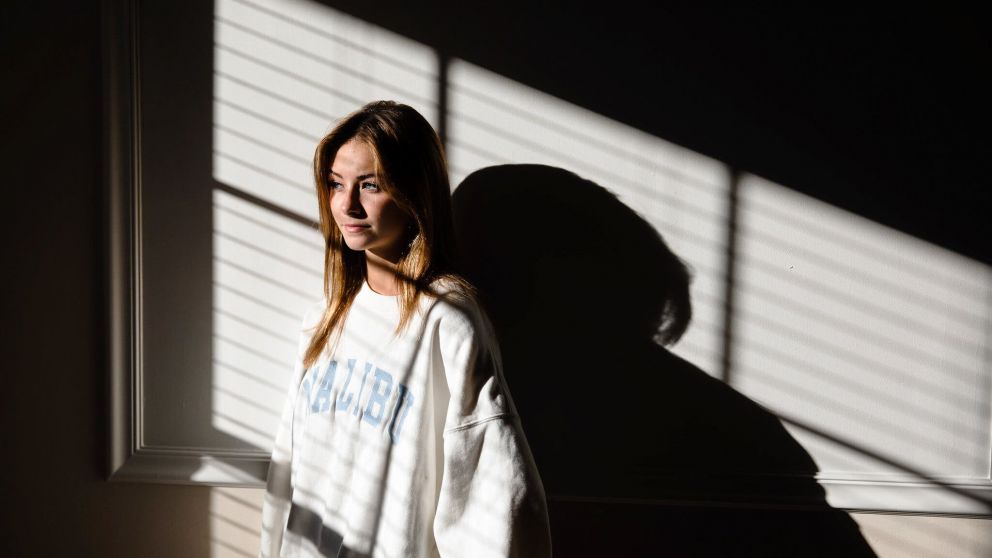 Un hombre mató al acosador de su hija, una famosa tiktoker, luego de que invadiera su casa con un arma (imagen New York Times).