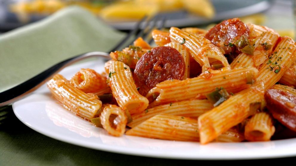 Un plato de macarrones con chorizo y queso nunca deja de sorprender a los fanáticos de la pasta.