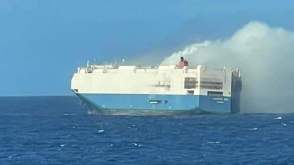 La embarcación Felicity Ace de 200 metros de largo comenzó a arder cuando viajaba a unos 160 km/h (90 millas náuticas) y se encontraba a unos 170 km. al suroeste de las Islas Azores,