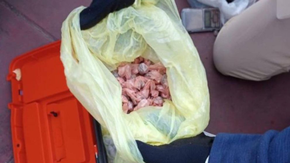 Los envoltorios rosados en los que hallaron la cocaína adulterada (Archivo).
