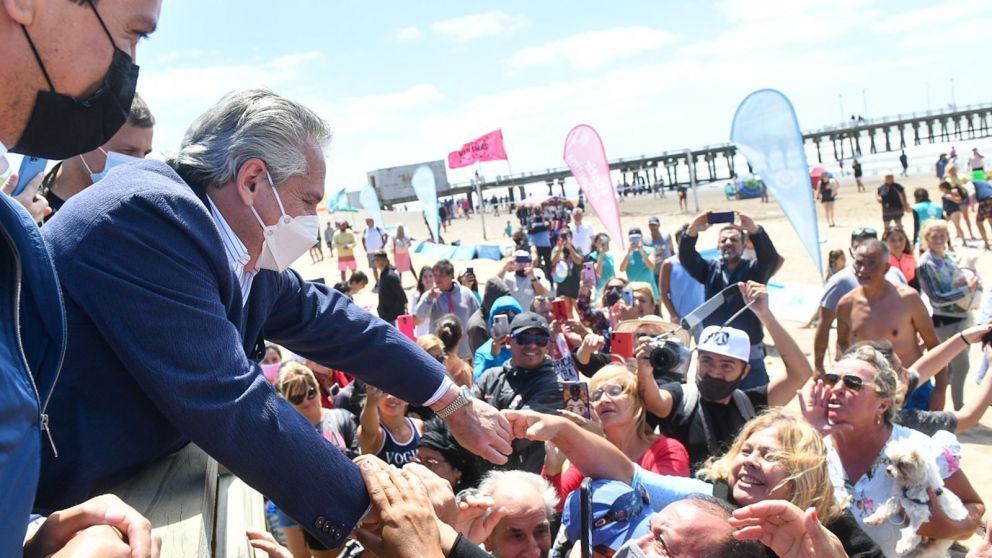 El primer mandatario visitó una de las playas de Mar de Ajó.