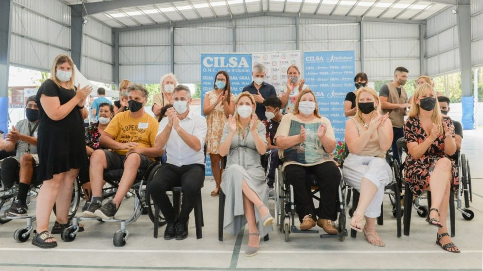 La ONG CILSA le entregó un reconocimiento a Yáñez por su labor en el país con la inclusión de personas con discapacidad.