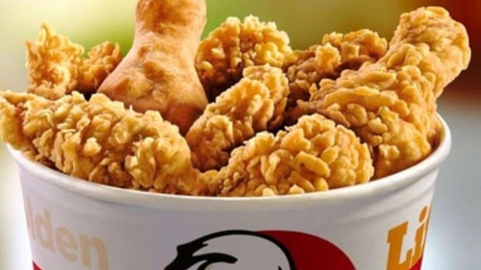 El pollo frito vino con un inesperado "ingrediente".