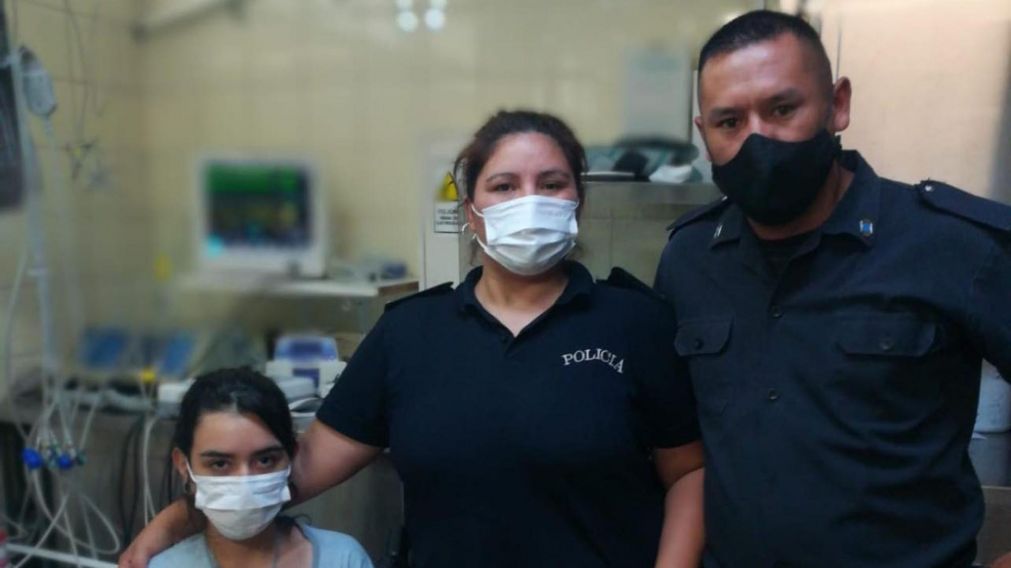 Los efectivos junto a la mam� de la beba rescatada en Escobar.