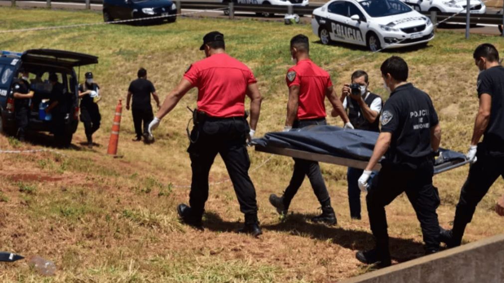Discutió con su pareja, la golpeó hasta matarla, y la arrojó a un arroyo