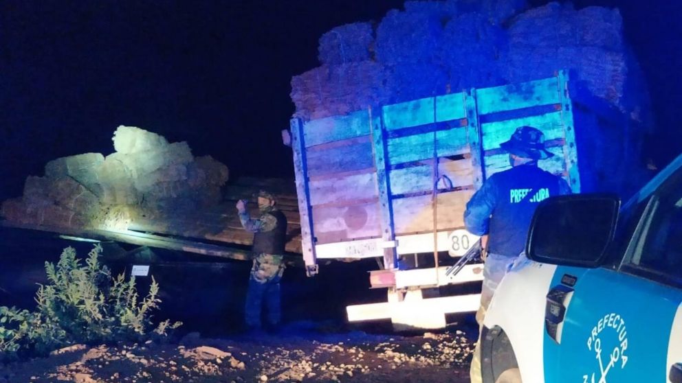 Incautan más de 6.000 kilos de tabaco, tres embarcaciones y un camión: diez aprehendidos.