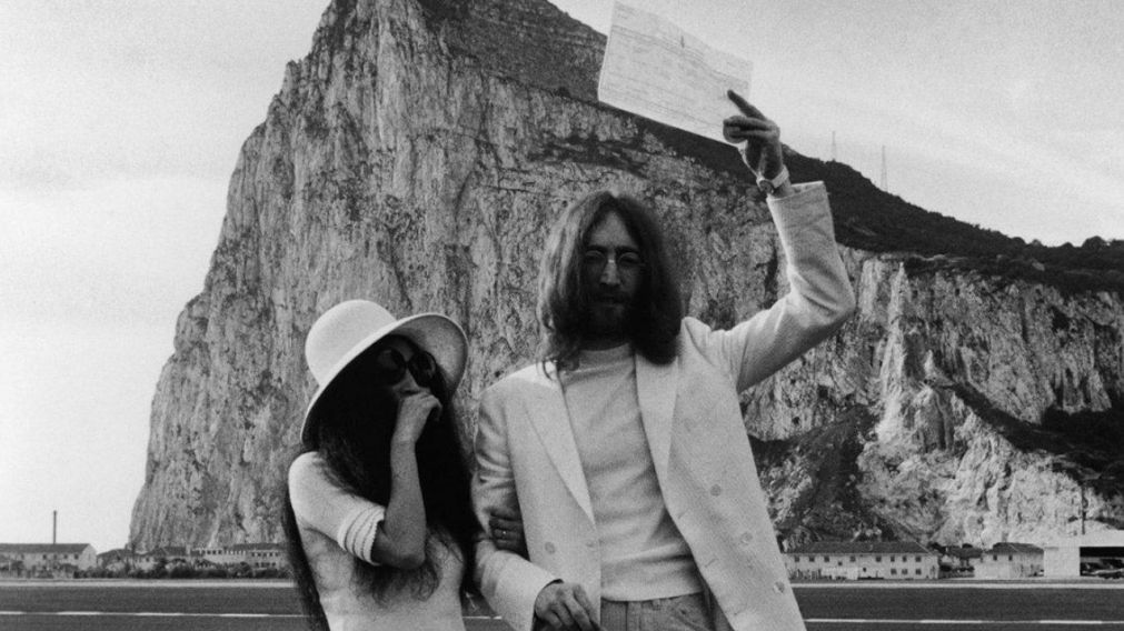 John Lennon y Yoko Ono, una pareja explosiva y emblemática.