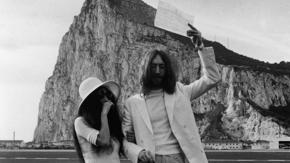 John Lennon y Yoko Ono, una pareja explosiva y emblemática.