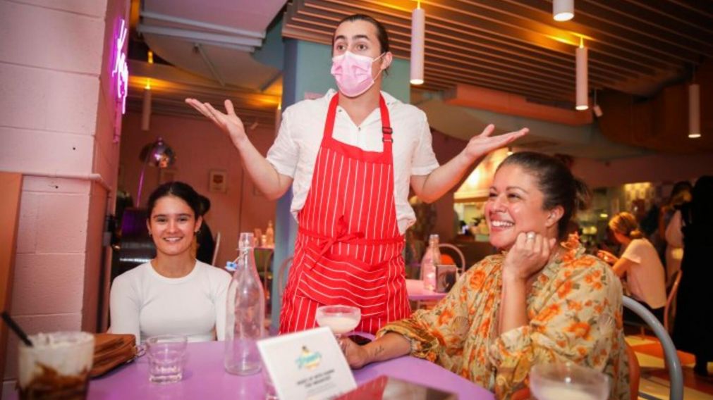 El restaurante en donde insultan y maltratan a los clientes se llama Karen.