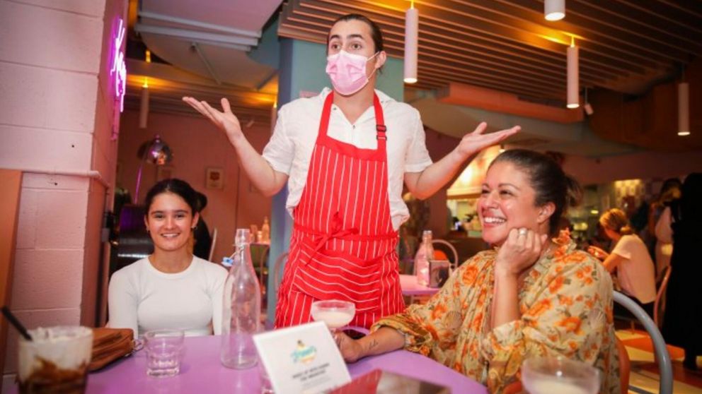 El restaurante en donde insultan y maltratan a los clientes se llama Karen.