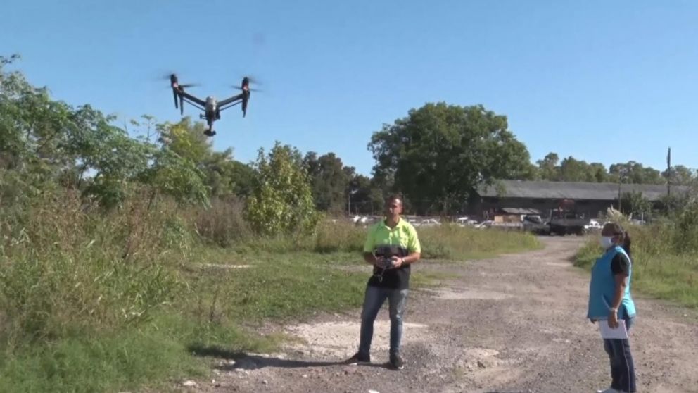 El momento en el que operan un dron para uno de los rastrillajes aéreos (Captura de pantalla).