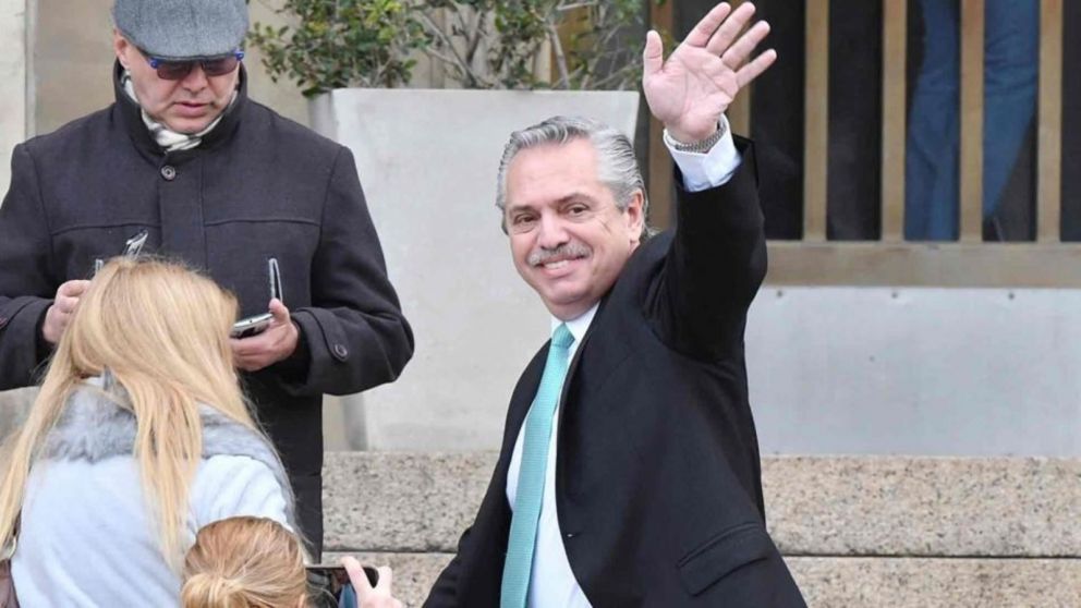 Alberto Fernández decidió concurrir a Comodoro Py, pese a que podría haber contestado preguntas por escrito.