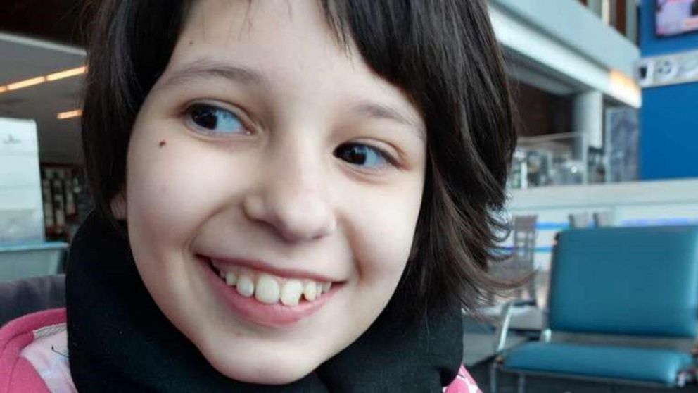 La pequeña Coni de 9 años viajó junto con su hermana y sus abuelos a Tailandia.