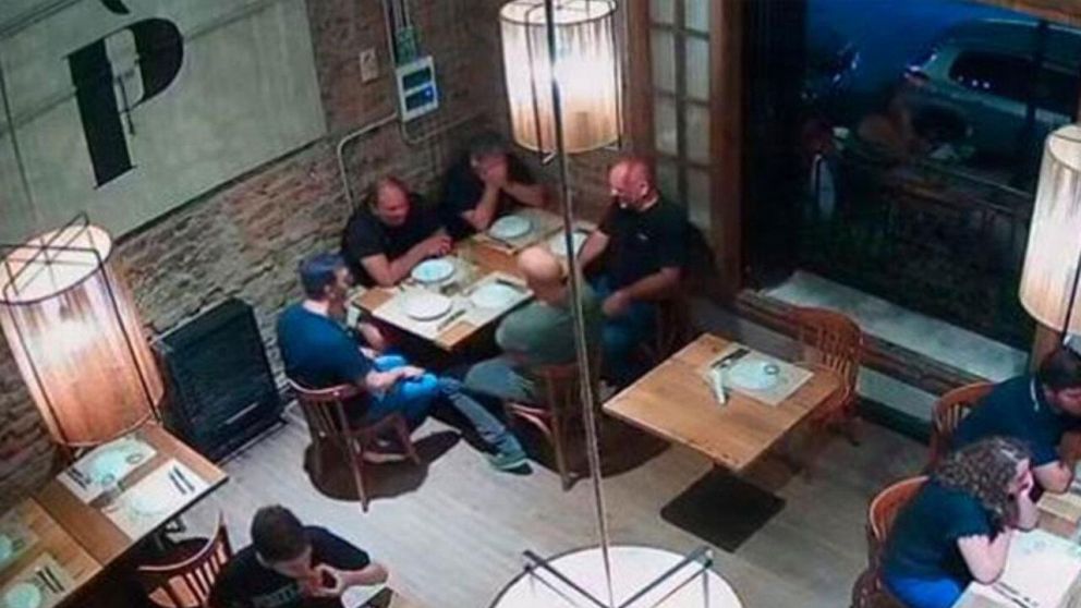 Los hombres fueron grabados por la cámara de seguridad de la pizzería.