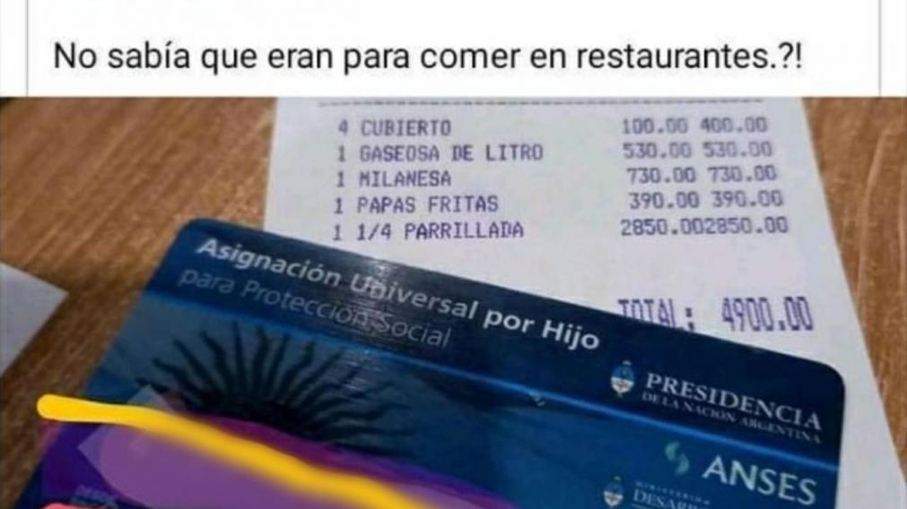 La familia pagó el ticket del restaurante con la tarjeta de la Asignación Universal por Hijo
