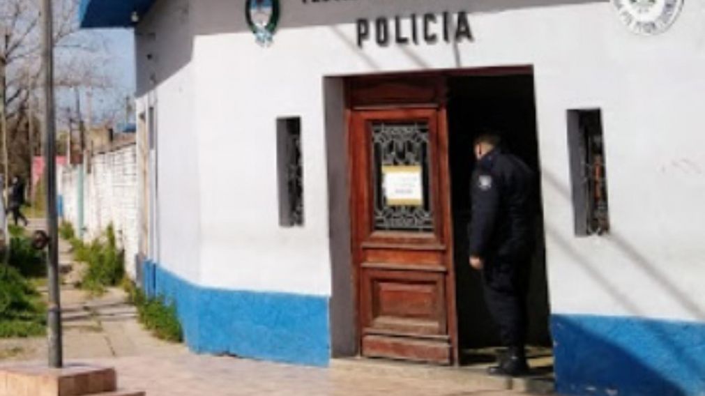 Los efectivos policiales de la comisaría de Presidente Perón intentan localizar a los homicidas.
