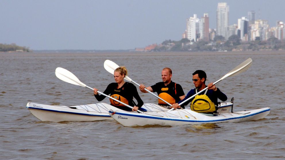 Kayak, uno de los deportes n�uticos para practicar en el r�o Paran�.