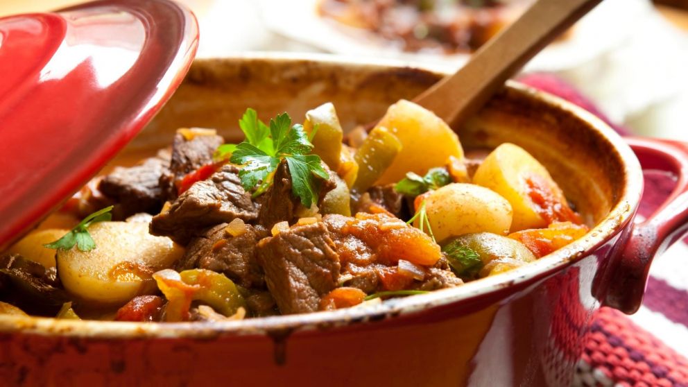 El estofado de carne y papa es uno de los platos preferidos cuando hace frío.