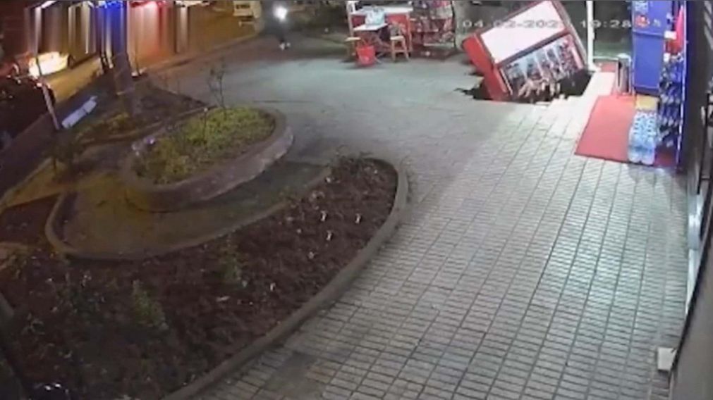  Omer Kacagan cay� seis metros a trav�s de un hoyo en el piso en Estambul. (nypost.com)