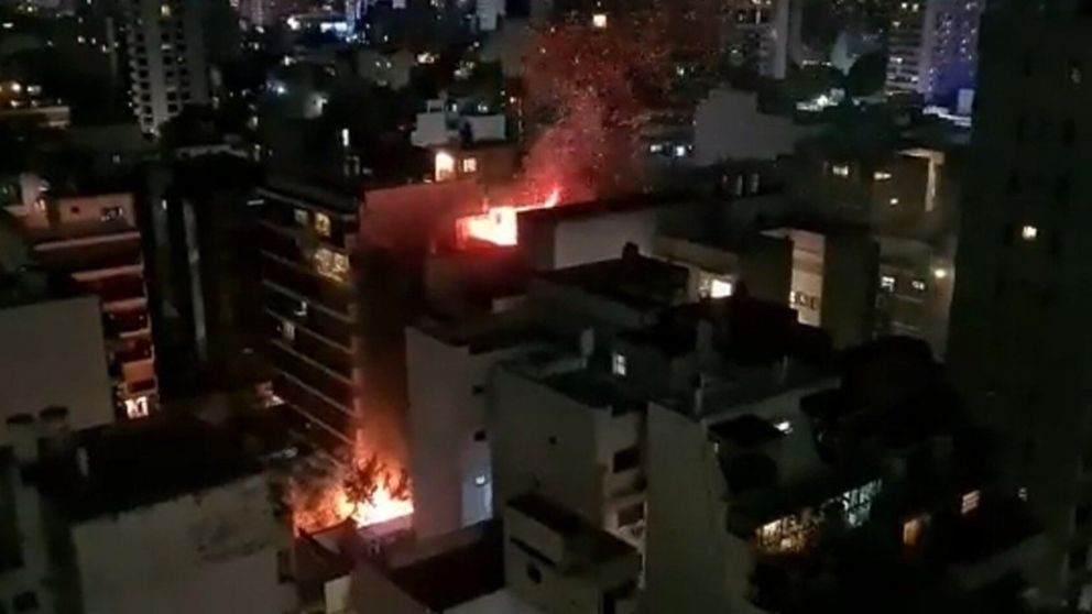 Impactante incendio en un edificio en el barrio de Belgrano: cuatro personas heridas (imagen captura vídeo).