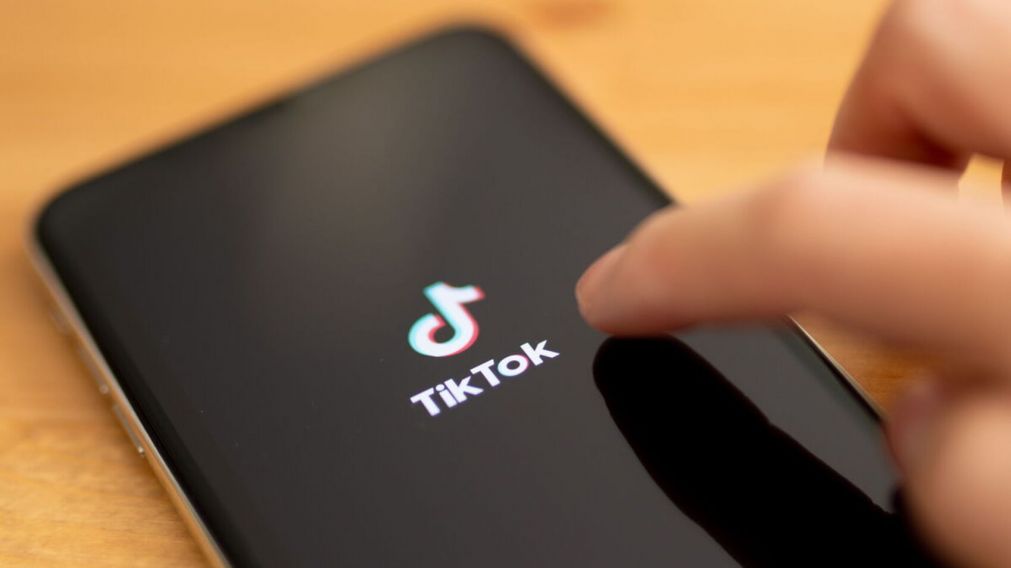 Una nena de 6 años realizaba un desafío de TikTok, se tragó un collar y terminó internada (imagen ilustrativa).